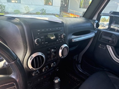 Used 2015 Jeep Wrangler Unlimited Sahara w/ Connectivity Group image 15
