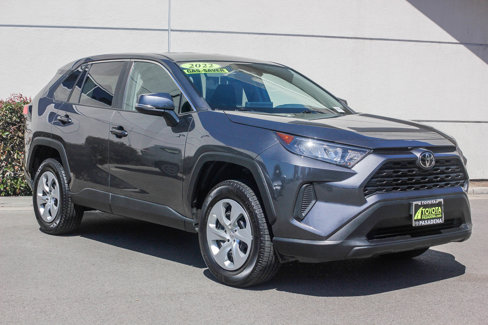 Used 2022 Toyota RAV4 LE image 3