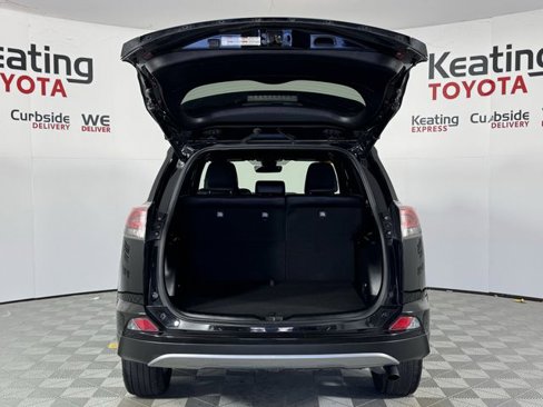 Used 2018 Toyota RAV4 SE image 26
