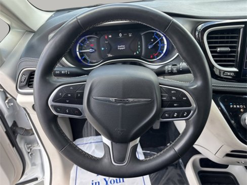 Used 2022 Chrysler Pacifica Touring-L image 10