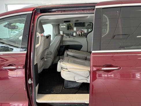Used 2017 Chrysler Pacifica Limited image 22