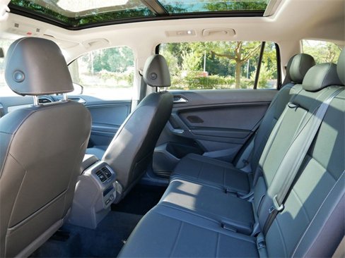 Used 2018 Volkswagen Tiguan SE w/ Panoramic Sunroof Package image 9