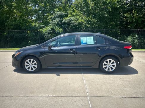 Used 2023 Toyota Corolla LE image 2
