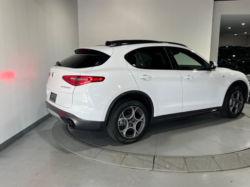 Used 2022 Alfa Romeo Stelvio Ti image 15