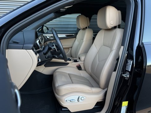Certified 2025 Porsche Macan image 5