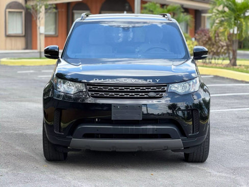 Used 2017 Land Rover Discovery SE image 2