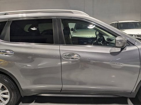Used 2018 Nissan Rogue SV image 11