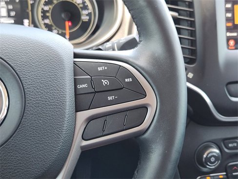 Used 2019 Jeep Cherokee Latitude Plus w/ Comfort/Convenience Group image 28