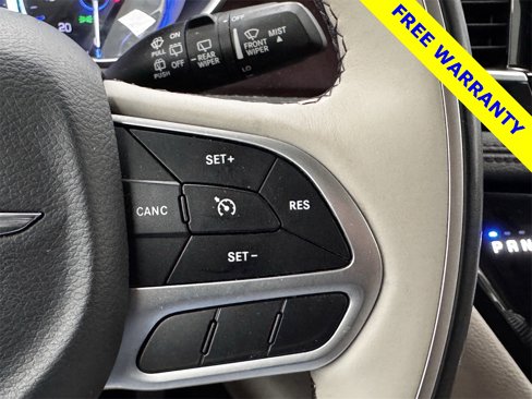 Used 2018 Chrysler Pacifica Limited image 19