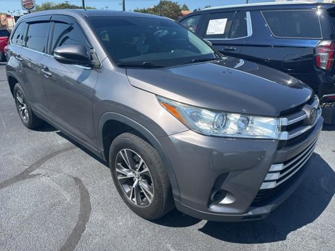Used 2019 Toyota Highlander LE image 4