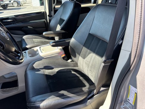 Used 2018 Dodge Grand Caravan SXT image 13