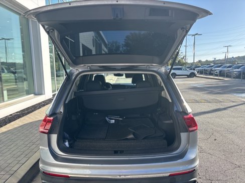 Used 2022 Volkswagen Tiguan SE w/ Panoramic Sunroof Package image 18