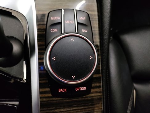 Used 2022 BMW 530e w/ Convenience Package image 28