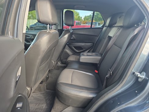 Used 2022 Chevrolet Trax LT w/ LT Convenience Package image 19
