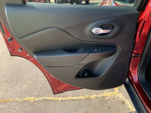 Used 2020 Jeep Cherokee Trailhawk image 12