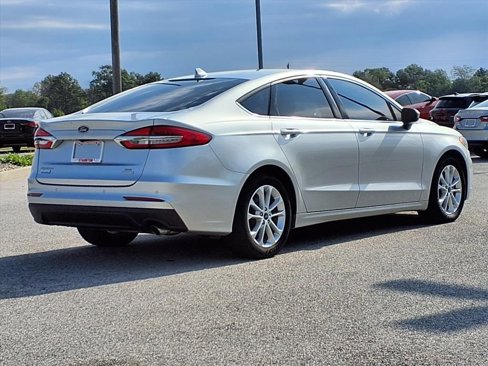 Used 2019 Ford Fusion SE image 2