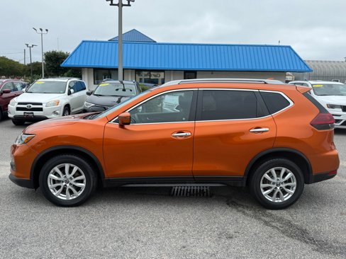 Used 2019 Nissan Rogue SV image 2