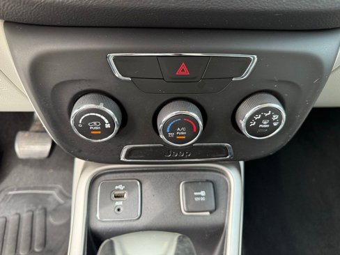 Used 2017 Jeep Compass Latitude image 20