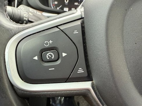 Used 2021 Volvo XC60 T5 Momentum w/ Advanced Package image 18
