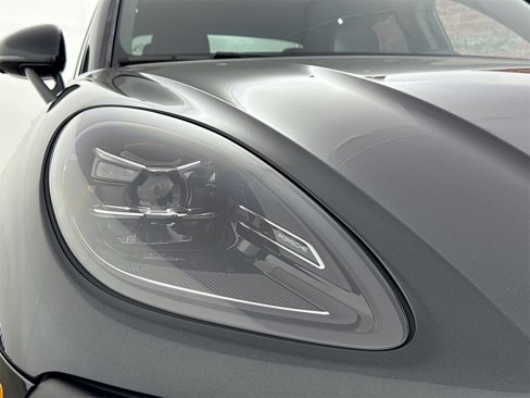 Used 2025 Porsche Macan image 28