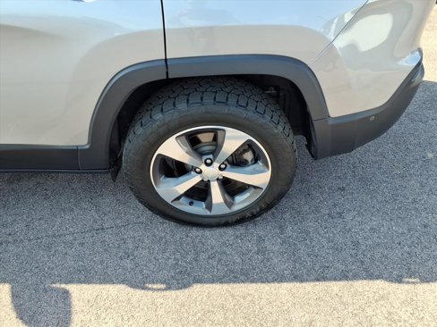 Used 2019 Jeep Cherokee Limited w/ Luxury Group image 21
