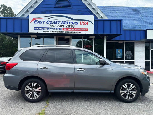 Used 2018 Nissan Pathfinder SV image 2