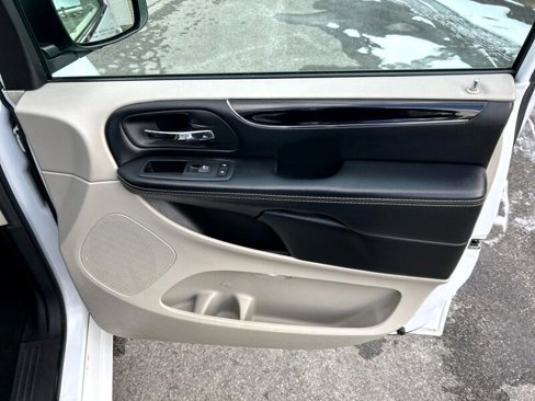 Used 2019 Dodge Grand Caravan SXT image 15