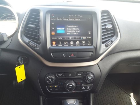 Used 2017 Jeep Cherokee Latitude w/ Safety/Convenience Group image 18