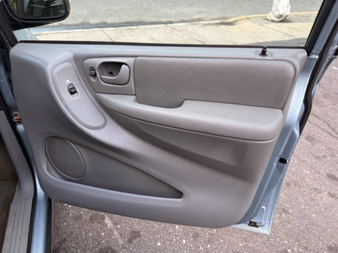 Used 2006 Dodge Grand Caravan SXT image 25