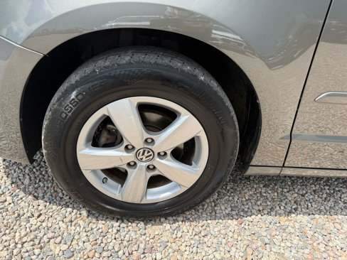 Used 2010 Volkswagen Routan SE image 42