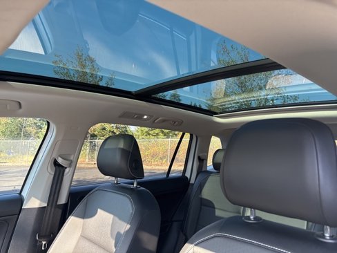 Used 2021 Volkswagen Tiguan SE w/ Panoramic Sunroof Package image 12