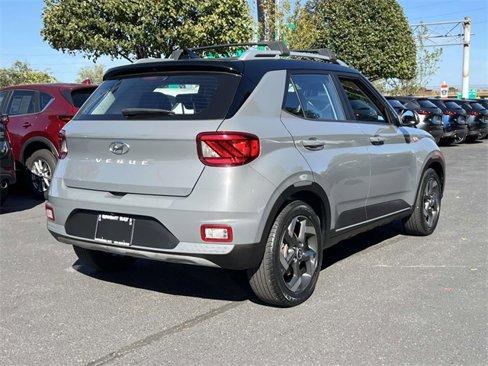 Used 2022 Hyundai Venue Limited image 7