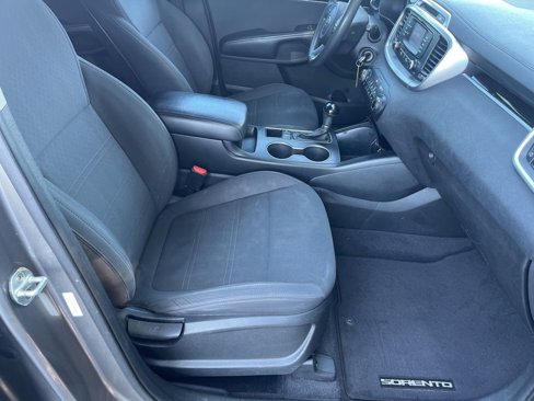 Used 2017 Kia Sorento LX image 28