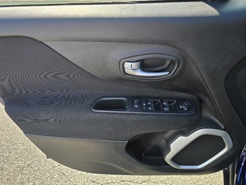 Used 2018 Jeep Renegade Latitude image 9