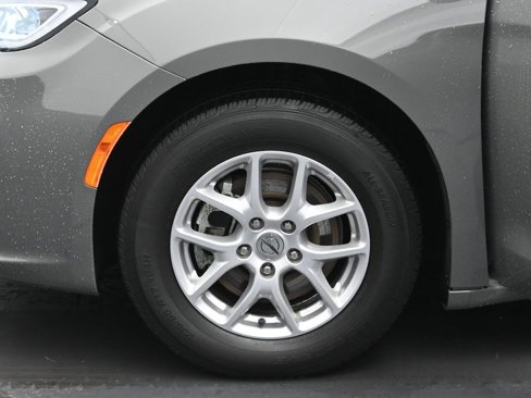 Used 2023 Chrysler Pacifica Touring-L image 36