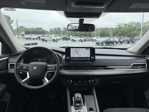Used 2023 Mitsubishi Outlander SE image 10
