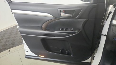 Used 2017 Toyota Highlander XLE image 27