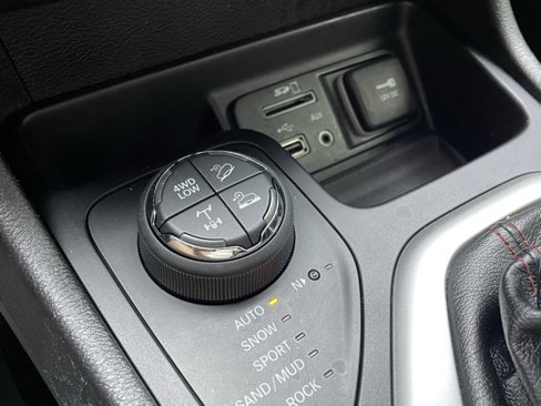 Used 2018 Jeep Cherokee Trailhawk image 17