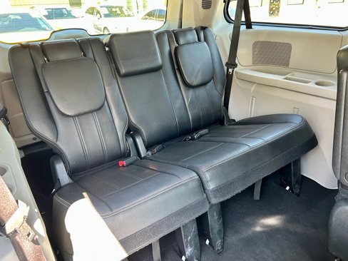 Used 2016 Chrysler Town & Country Touring image 16