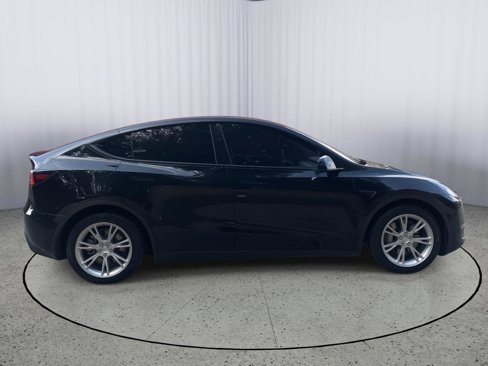 Used 2021 Tesla Model Y Long Range image 9