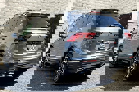 Used 2018 Volkswagen Tiguan SE w/ 18" Alloy Wheels Package image 10