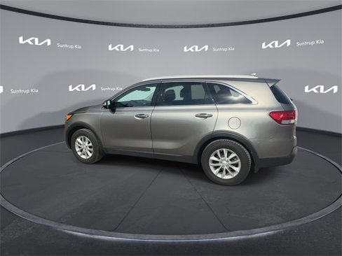 Used 2017 Kia Sorento LX w/ LX Convenience Package image 12