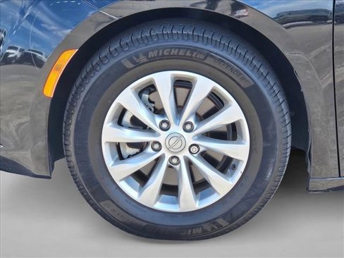 Certified 2018 Chrysler Pacifica Touring-L w/ Premium Audio Group image 19