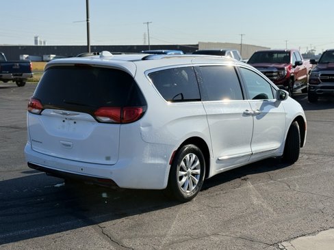 Used 2018 Chrysler Pacifica Touring-L image 2