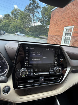 Used 2022 Toyota Highlander XLE image 9