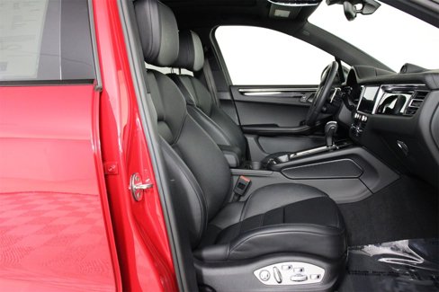 Certified 2025 Porsche Macan Turbo image 31