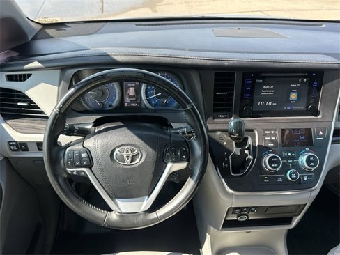 Used 2016 Toyota Sienna XLE image 10