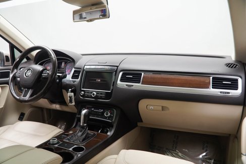 Used 2015 Volkswagen Touareg TDI image 16