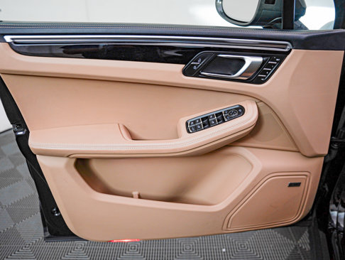 Certified 2023 Porsche Macan Turbo image 27