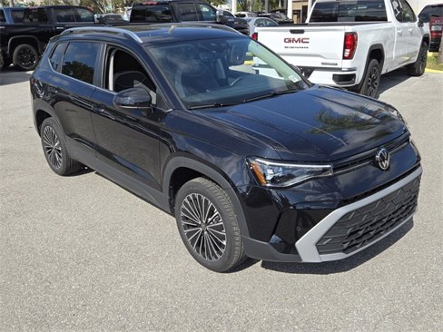 Used 2025 Volkswagen Taos SE image 2